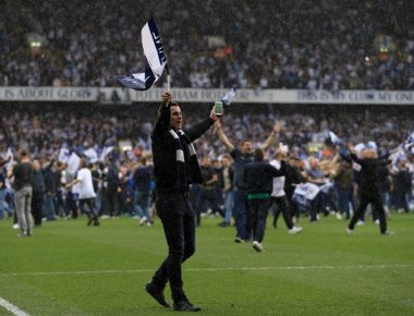 «Εισβολή» οπαδών της Tottenham στο White Hart Lane για έναν ύστατο αποχαιρετισμό